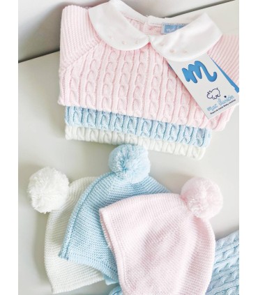 Traje 3p trencitas con cuello bordado y gorro pompom rosa