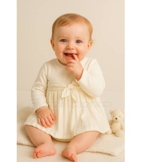 Vestido con cubre pañal de una pieza color crudo