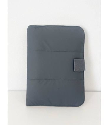 Porta documentos con pota toallitas y cambiador a juego. Impermeable gris marengo.