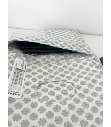 Porta documentos con pota toallitas y cambiador a juego. Impermeable gris marengo.
