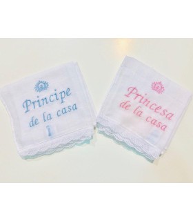 Gasas encaje de bolillo y bordada con frase de Príncipe o Pirincesa