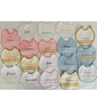 Baberos bordados con nombre y encaje